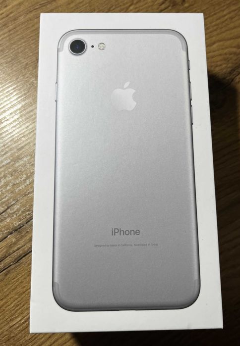 Pudełko po białym Iphonie 7
