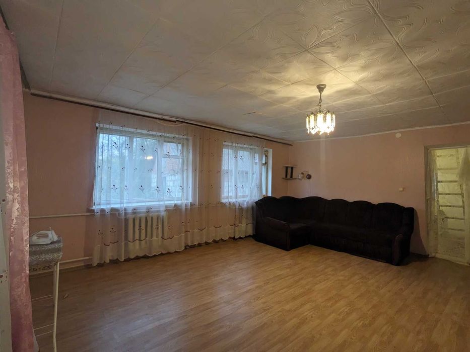 Продається земельна ділянка з одноповерховим цегляним будинком