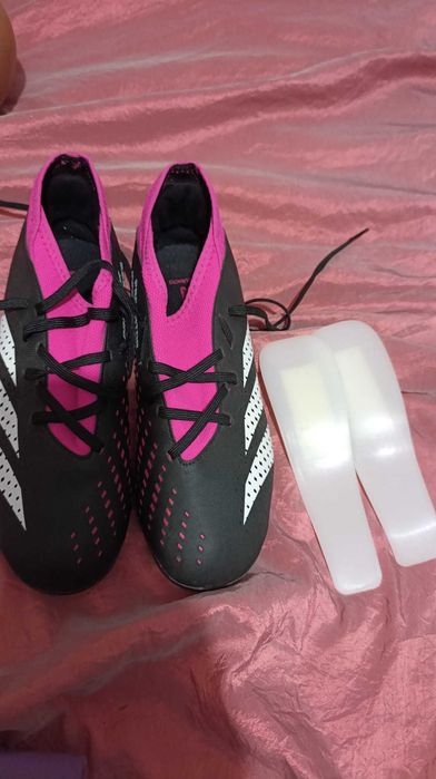 Chuteira Predator Rosa e Preto Adidas 100€