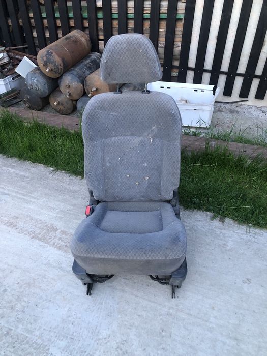 Крісла автомобільні, три штуки. Стояли у бусі пасажирі Renault