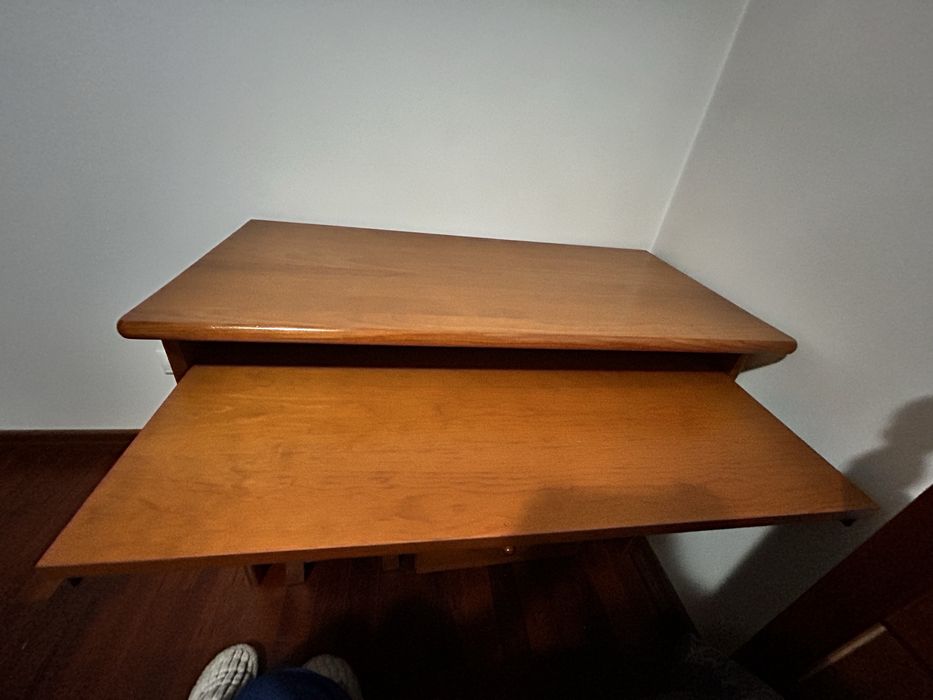 Secretária de madeira com modulo de gavetas e banco