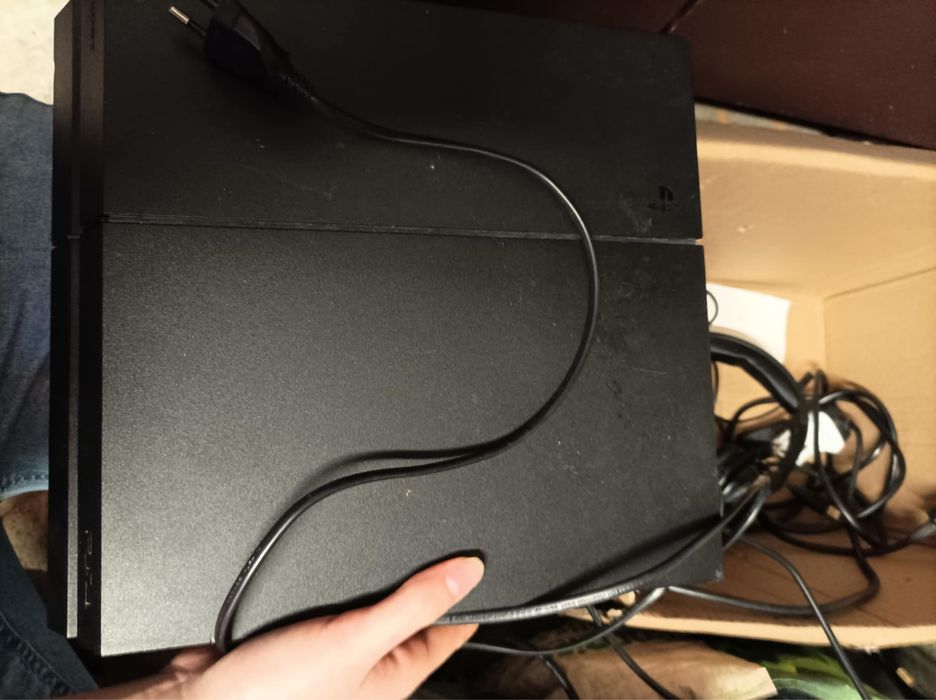 Sprzedam ps4 z padem i gta wraz z padem