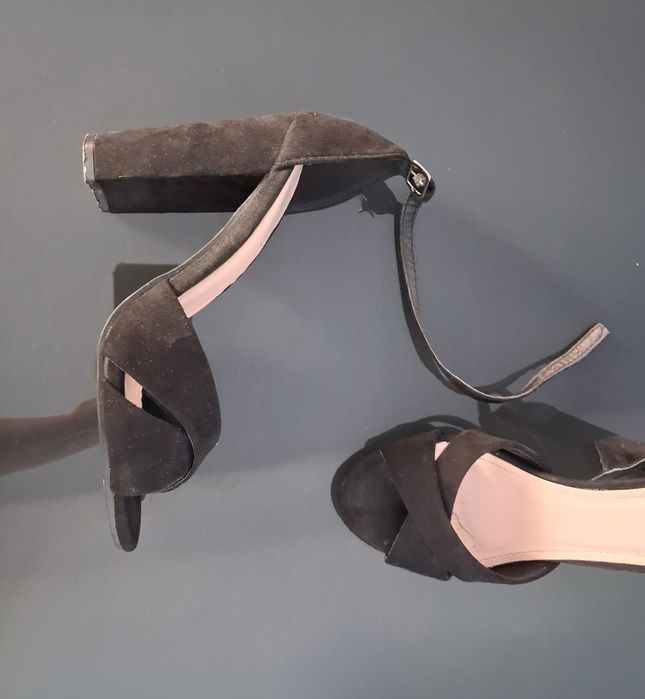 Czarne buty na obcasie