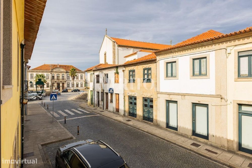 Moradia de 190m2 úteis para remodelar com três pisos no centro de Vila