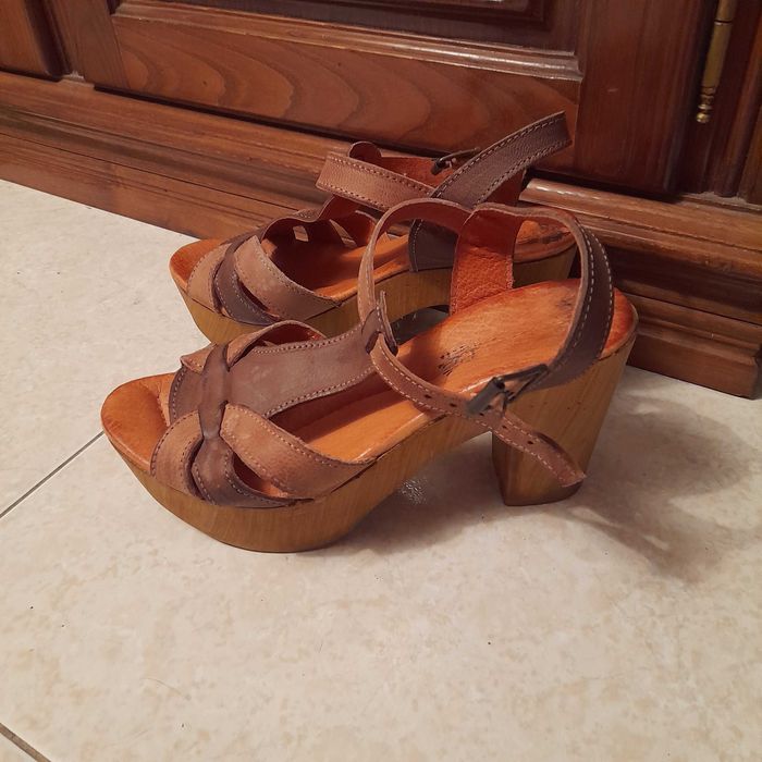 Sandálias castanhas de pele