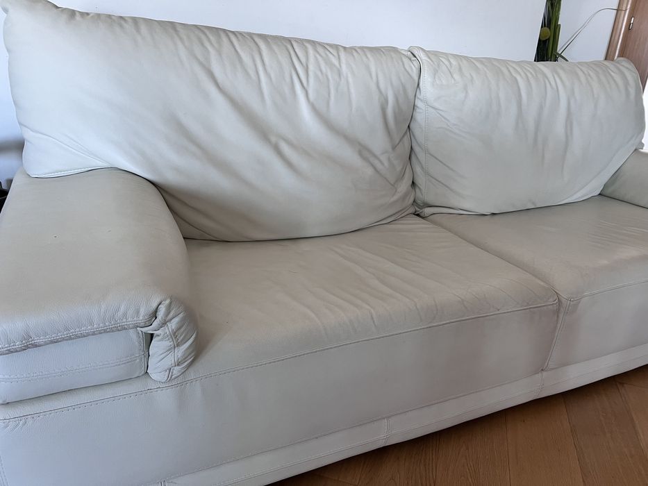 Sofa de pele, bastanto largo e espacoso