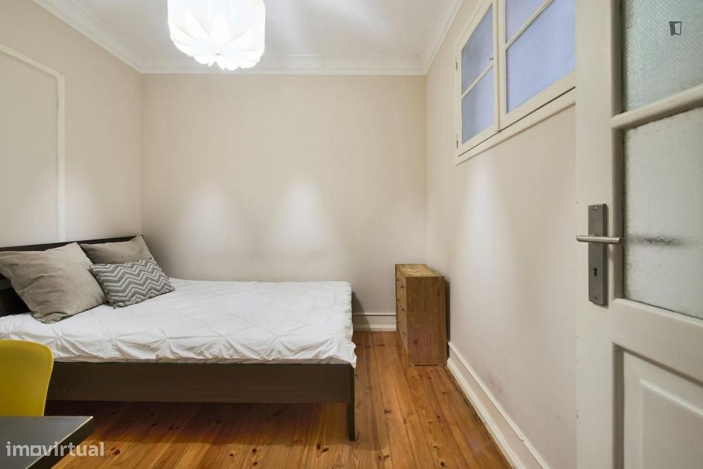 Quarto - localizado em Arroios Lisbon