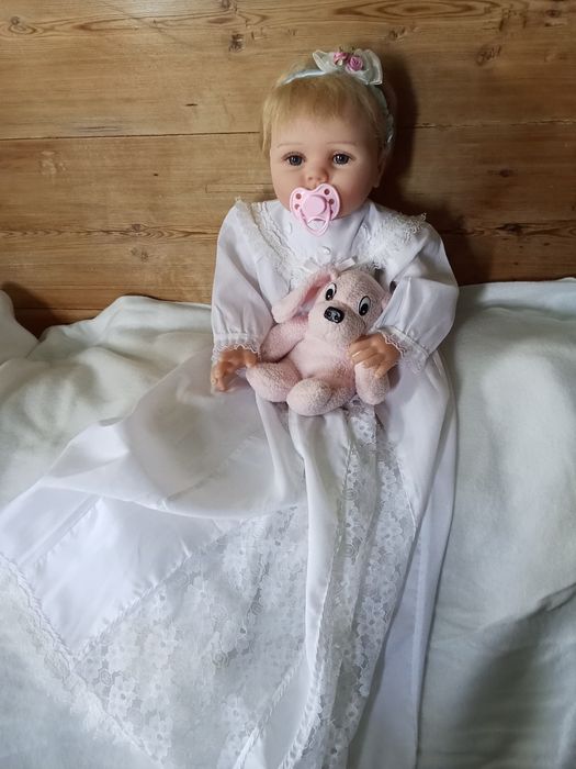 Boneca bebe reborn com vestido de batizado