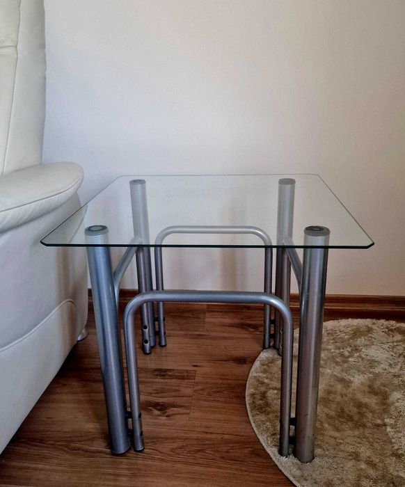 Szklany stolik z metalowymi nogami