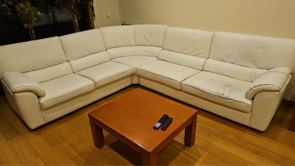 Sofa em pele de canto.