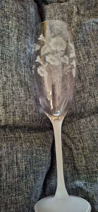 Conjunto de copos e garrafas em vidro gravado – mais de 100 peças