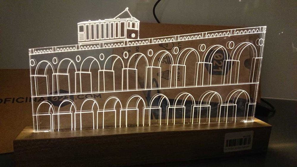 Candeeiro decorativo em acrílico e madeira