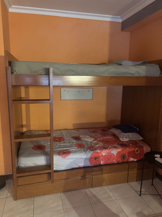 Beliche em madeira mogno com gavetas para arrumação.