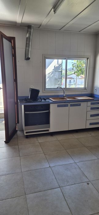 Alugo casa t2 na longra.