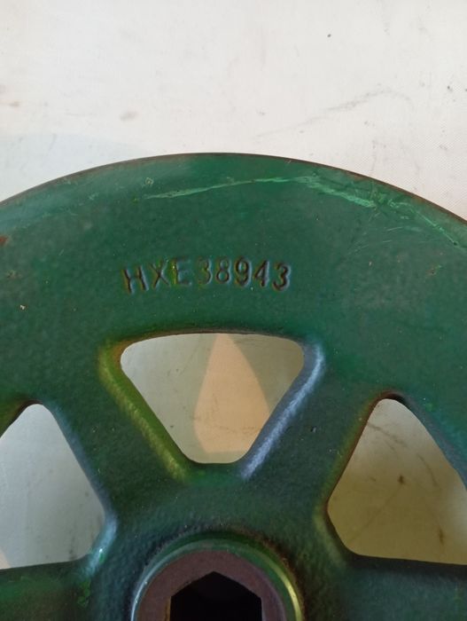 Шків привода шнека жатки HXE38943 John Deere