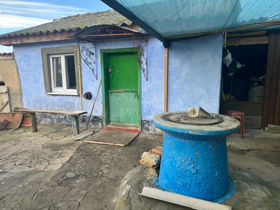 продам 25 соток землі з будинком