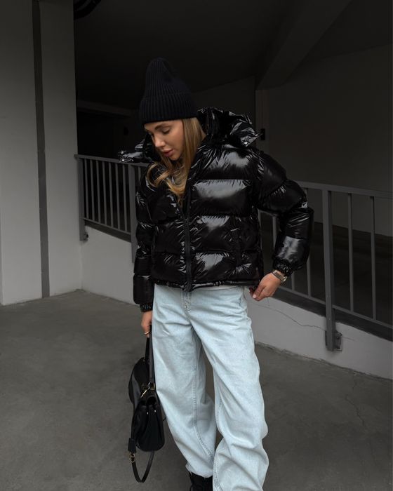 Жіночий лаковий пуховик чорний