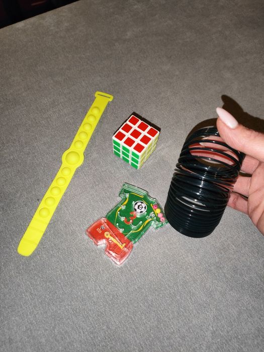 4 zabawki fidget toys sprężynka kostka Rubika gra opaska bubble pop it