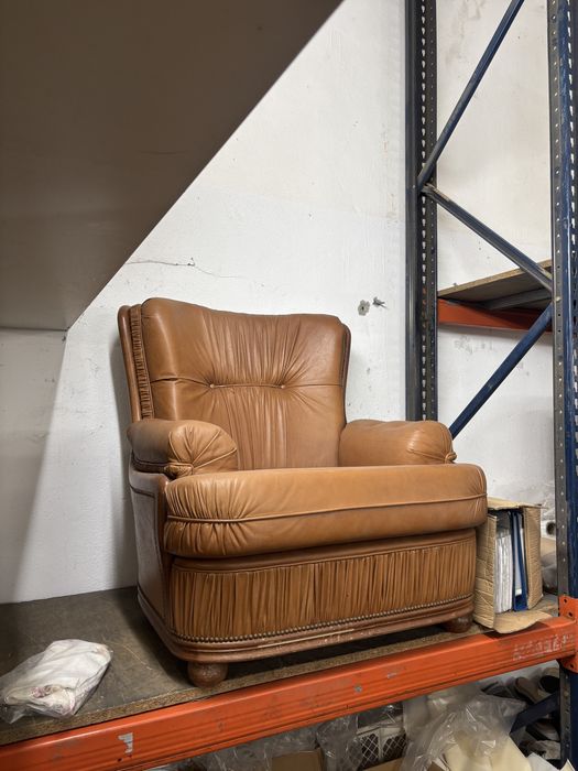 Conjunto sofá cama de pele e duas poltronas