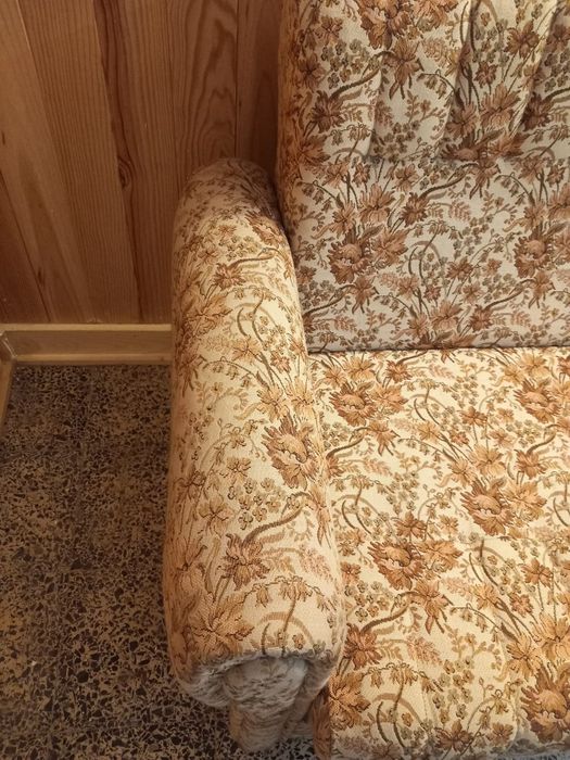 Sofá-cama em padrão floral -Em BOM ESTADO DE CONSERVAÇÃO