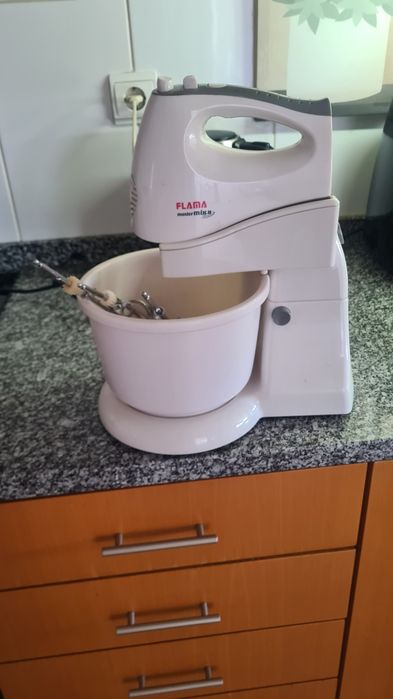 Batedeira eléctrica com taça Flama