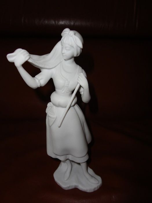 Escultura em Biscuit da Vista Alegre-Trajes Regionais-Minho