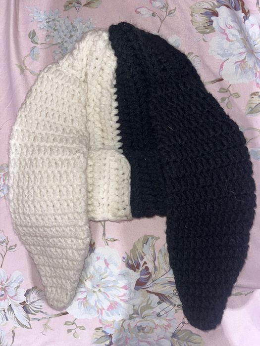 Шапка з вухами і булавками