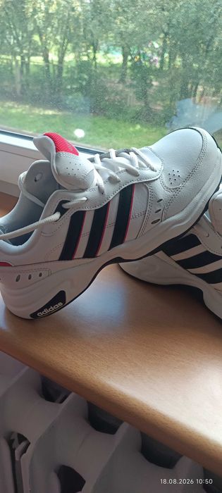 Buty i ubrania dla nastolatka lub dla mężczyzny