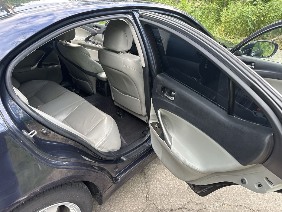 Lexus is 220d, 2007рік
