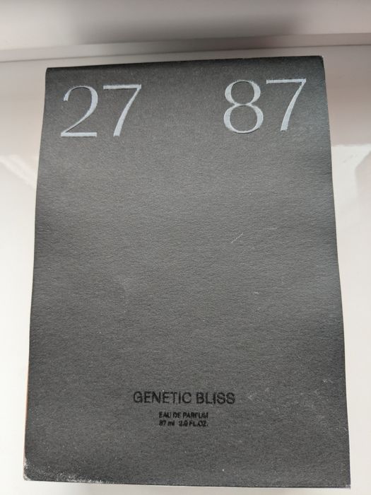 Коробочки від парфумів.