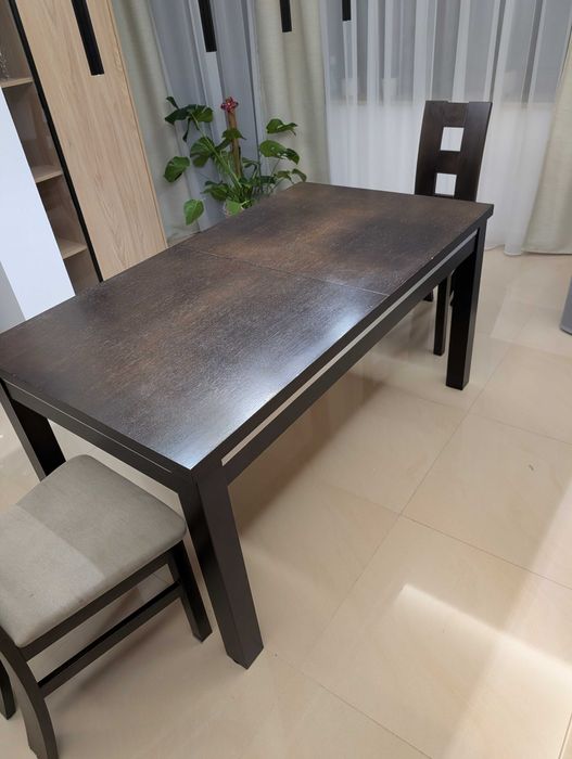 Stół rozkładany do jadalni. Ciemny kolor