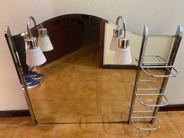 Espelho para casa de banho, em muito bom estado, com luz.