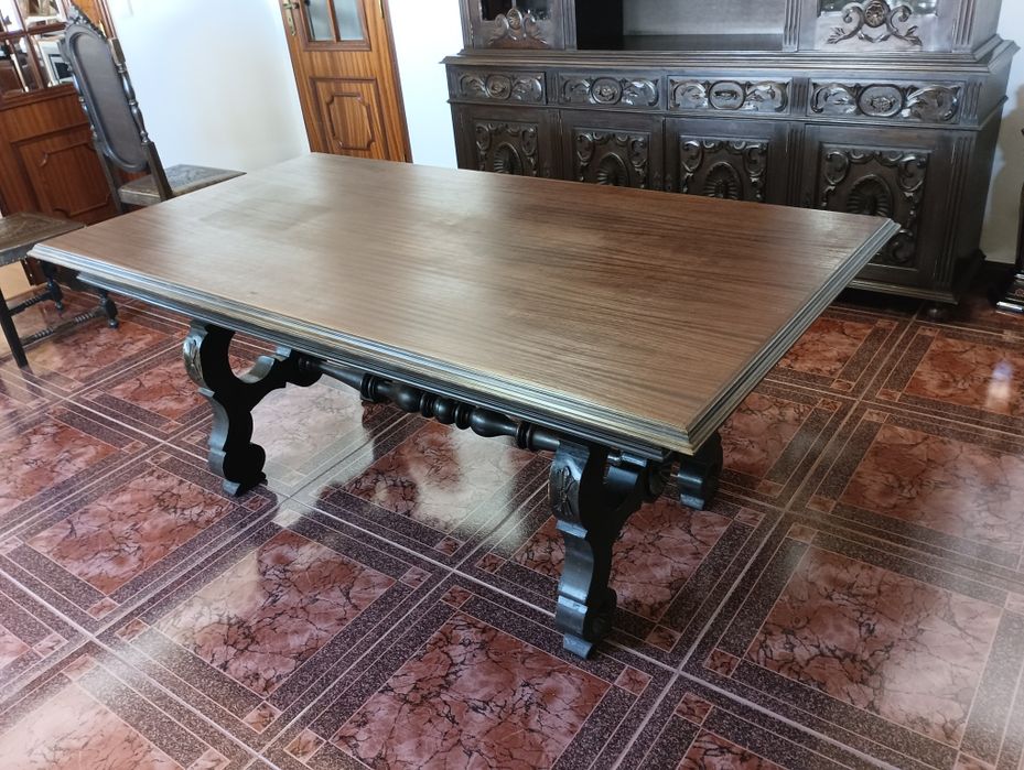 Mobília de Sala de Jantar Clássica – Mesa, Aparador com Cristaleira e 8 Cadeiras