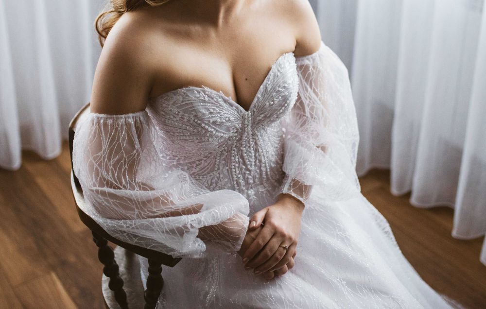 Suknia Ślubna z rękawkami, zdobiona perłami.