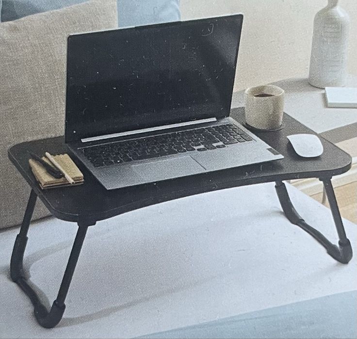 Stolik pod laptop Smukee czarny 60x40 cm miejsce na kubek i tablet