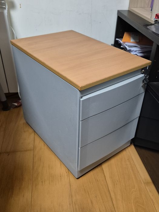 Bloco de gavetas com chave