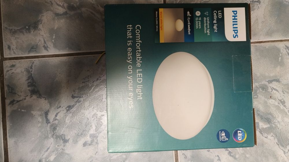 lampa sufitowa LED marki Philips, model C200 White.