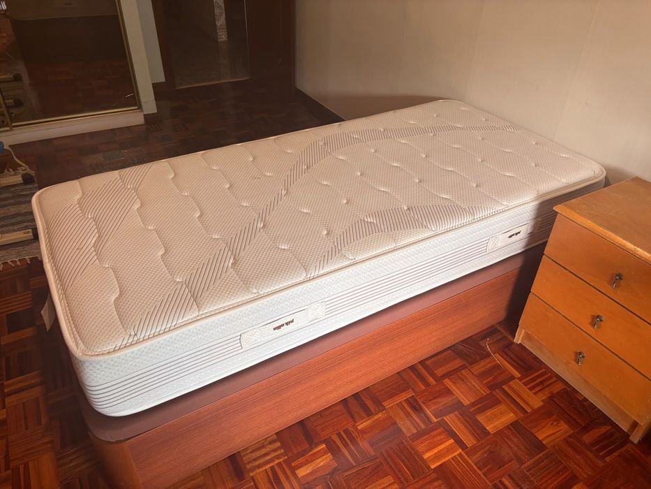 Cama devsolteiro com arrumo quase novo