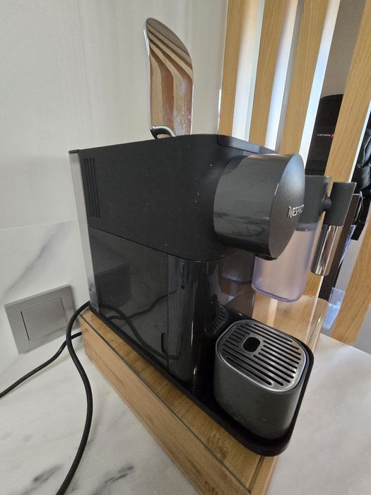 Máquina de café nespresso lattissima