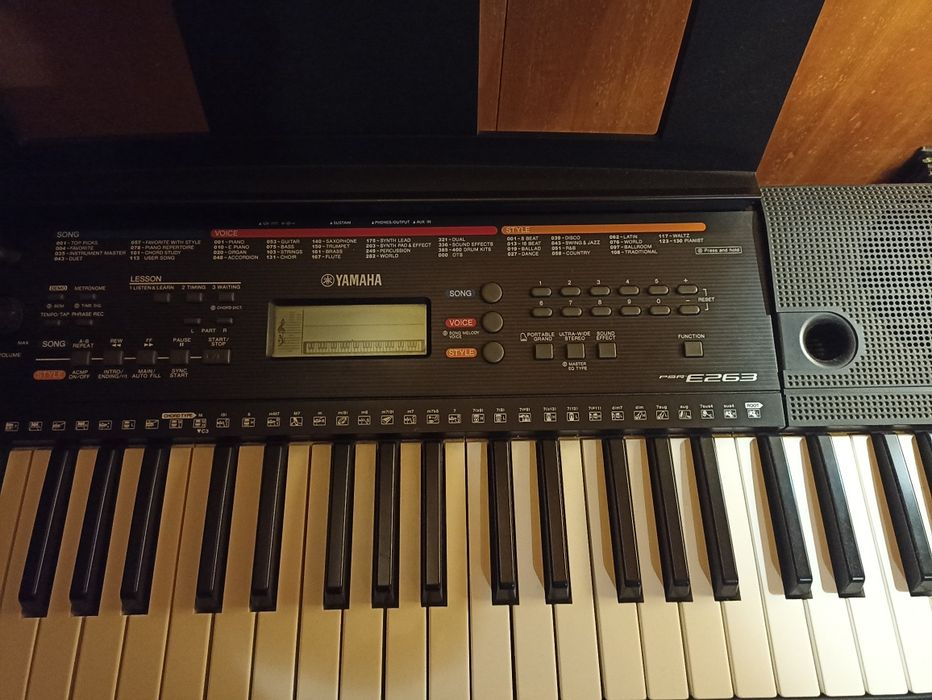 Teclado yamaha E 263