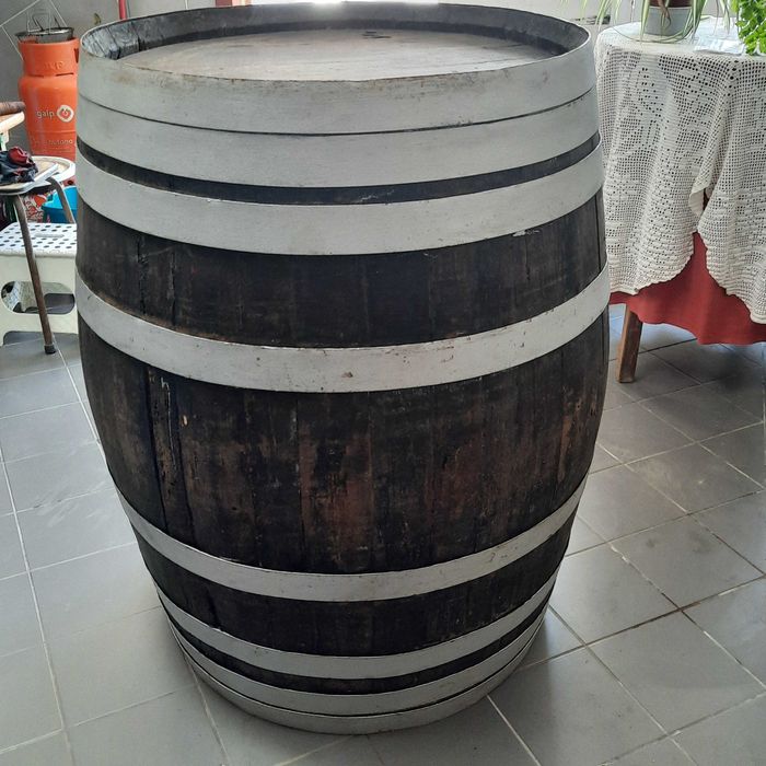 Barril em madeira para vinho