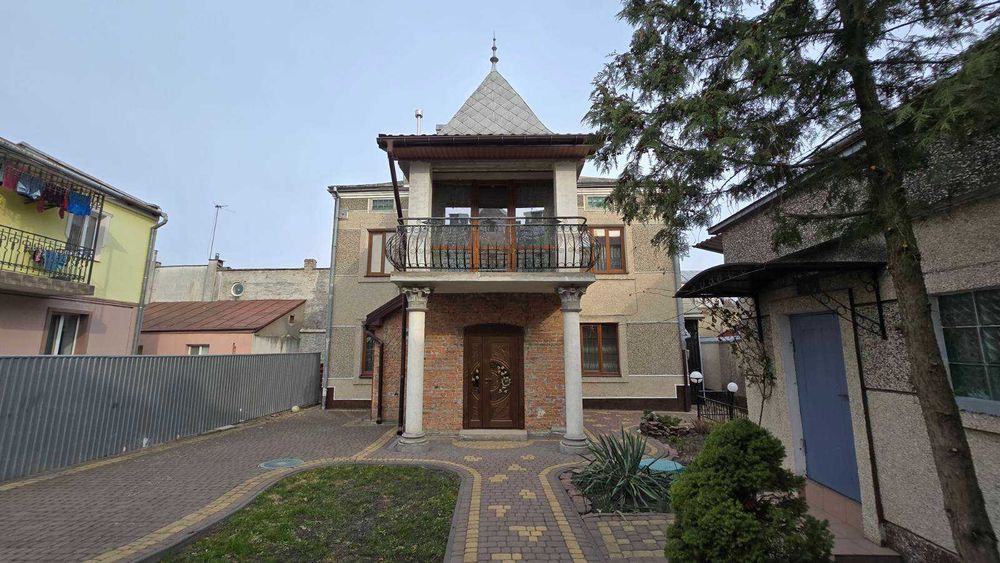 Продаж окремо стоячого будинку з доглянутою територією на вул. Новознесенська