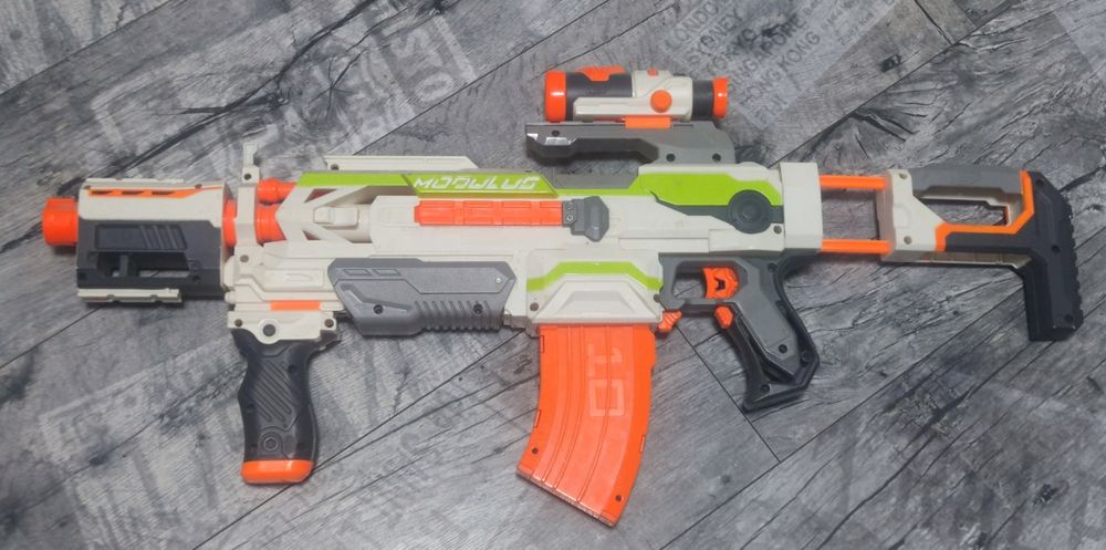Pięć sztuk Nerf - pistolety,karabin,strzelba, łuk + strzałki