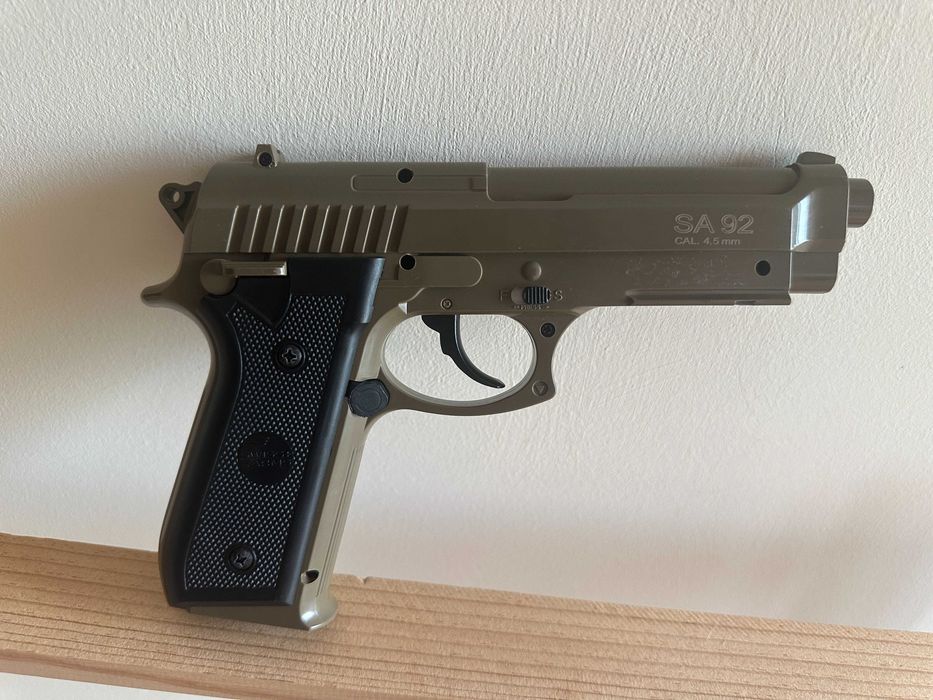 Pistola CO2 4.5mm Swiss Arms P92 + Extras