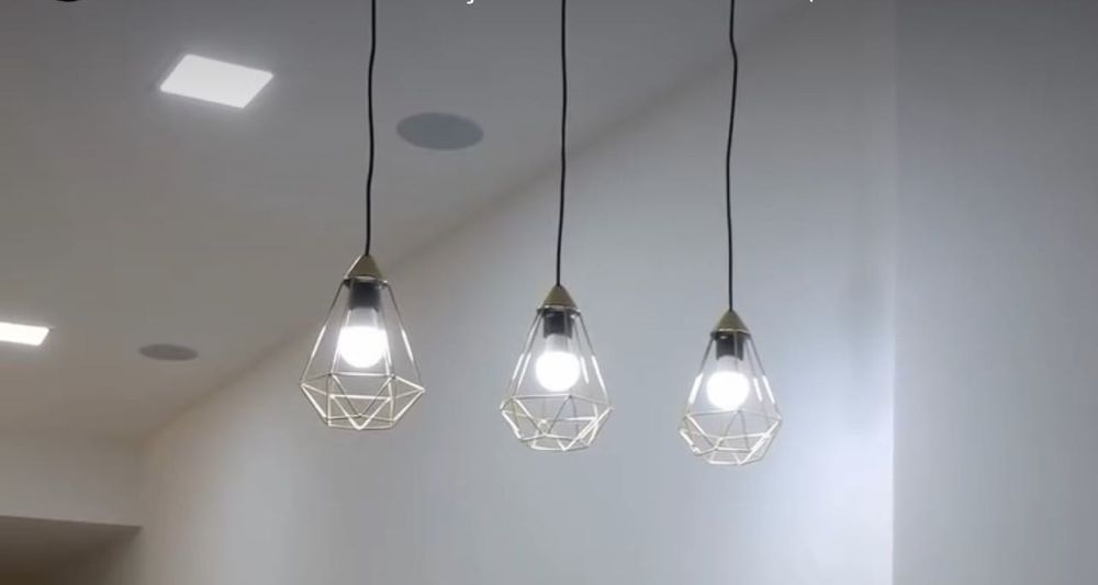 Candeeiro suspenso dourado