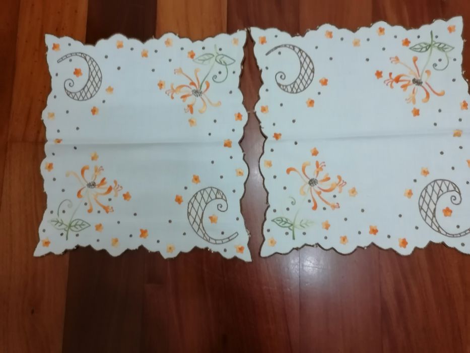 Conjunto de 2 panos decorativos bordados a mão