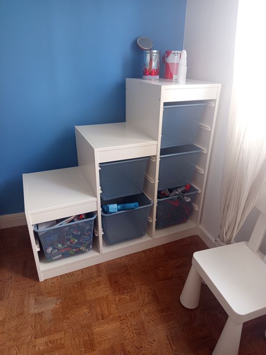 Móvel IKEA com cestos metálicos azuis TROFAST