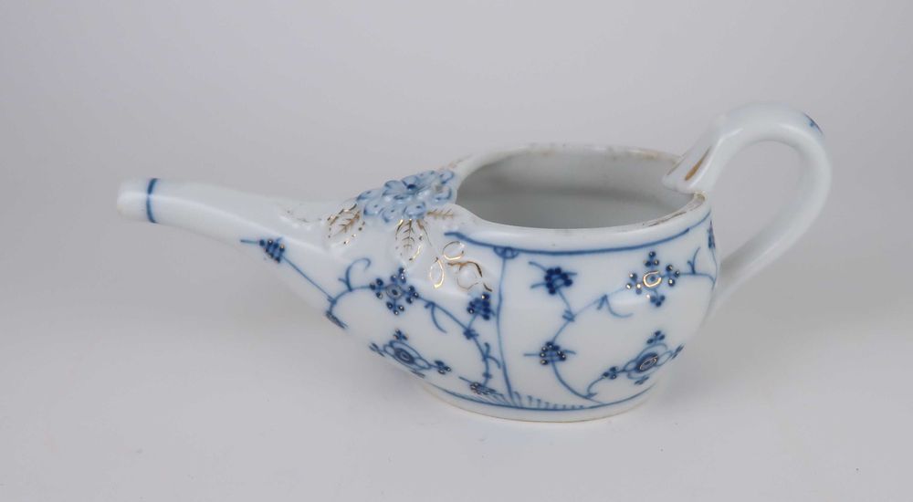 Antigo bule de acamados em porcelana