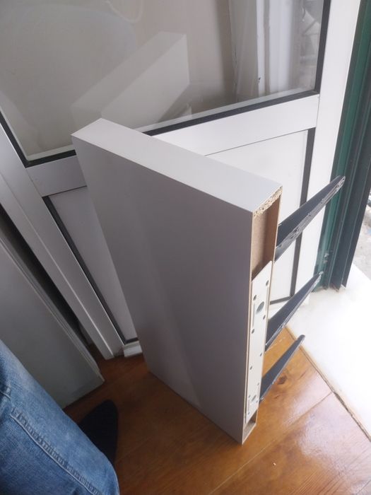 Prateleira Ikea PERSBY com suportes SIBBHULT