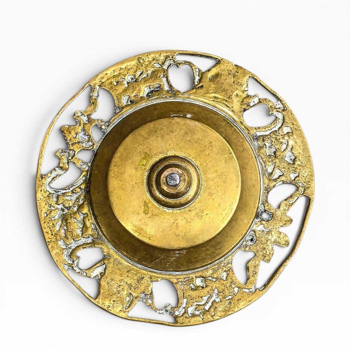 Cinzeiro Chão Antigo em Metal Dourado com Pé Alto e Prato Trabalhado | 68 cm | 1,710 kg